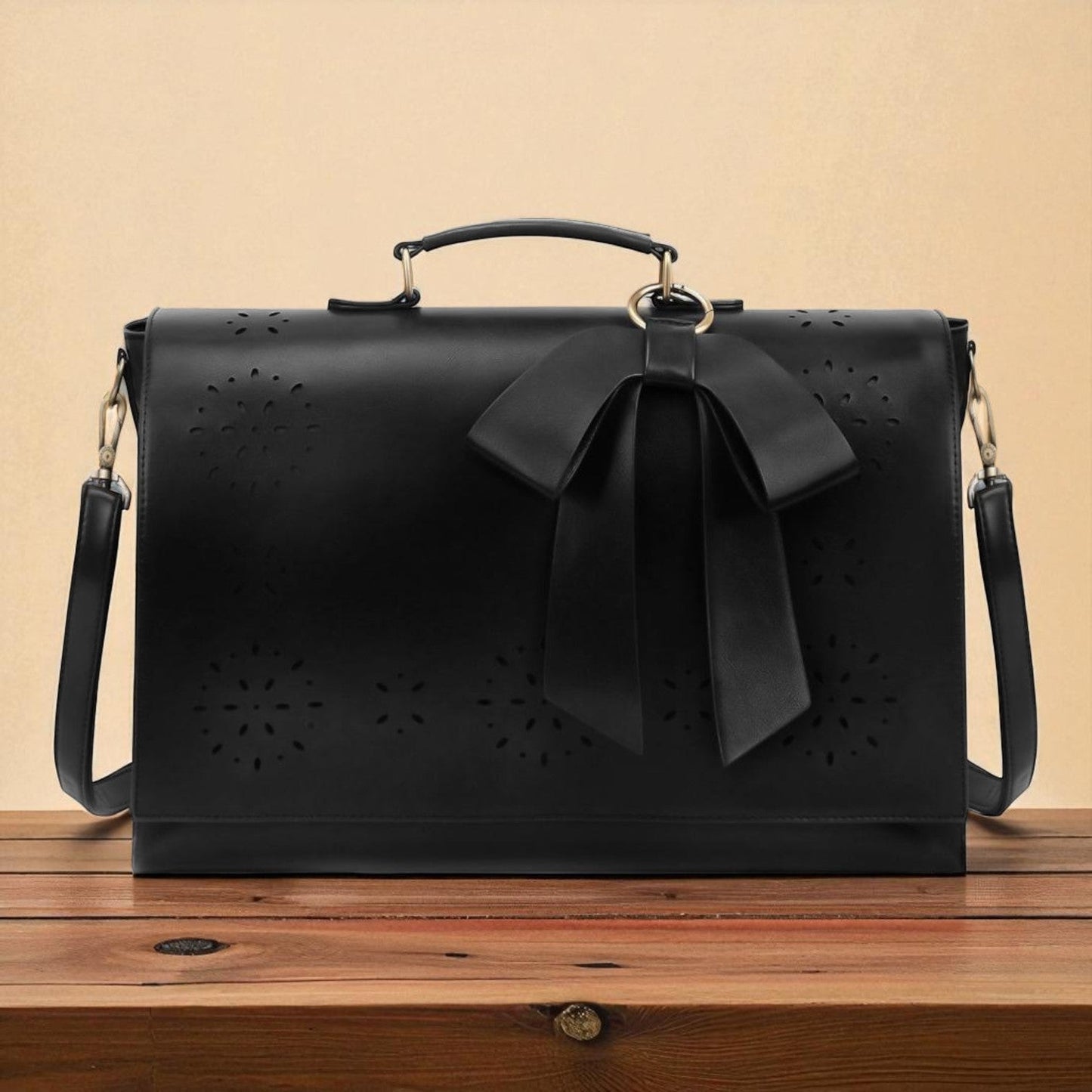 Stylowa damska torebka z ozdobą w formie szlepufa