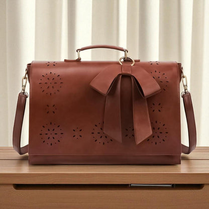 Stylowa damska torebka z ozdobą w formie szlepufa