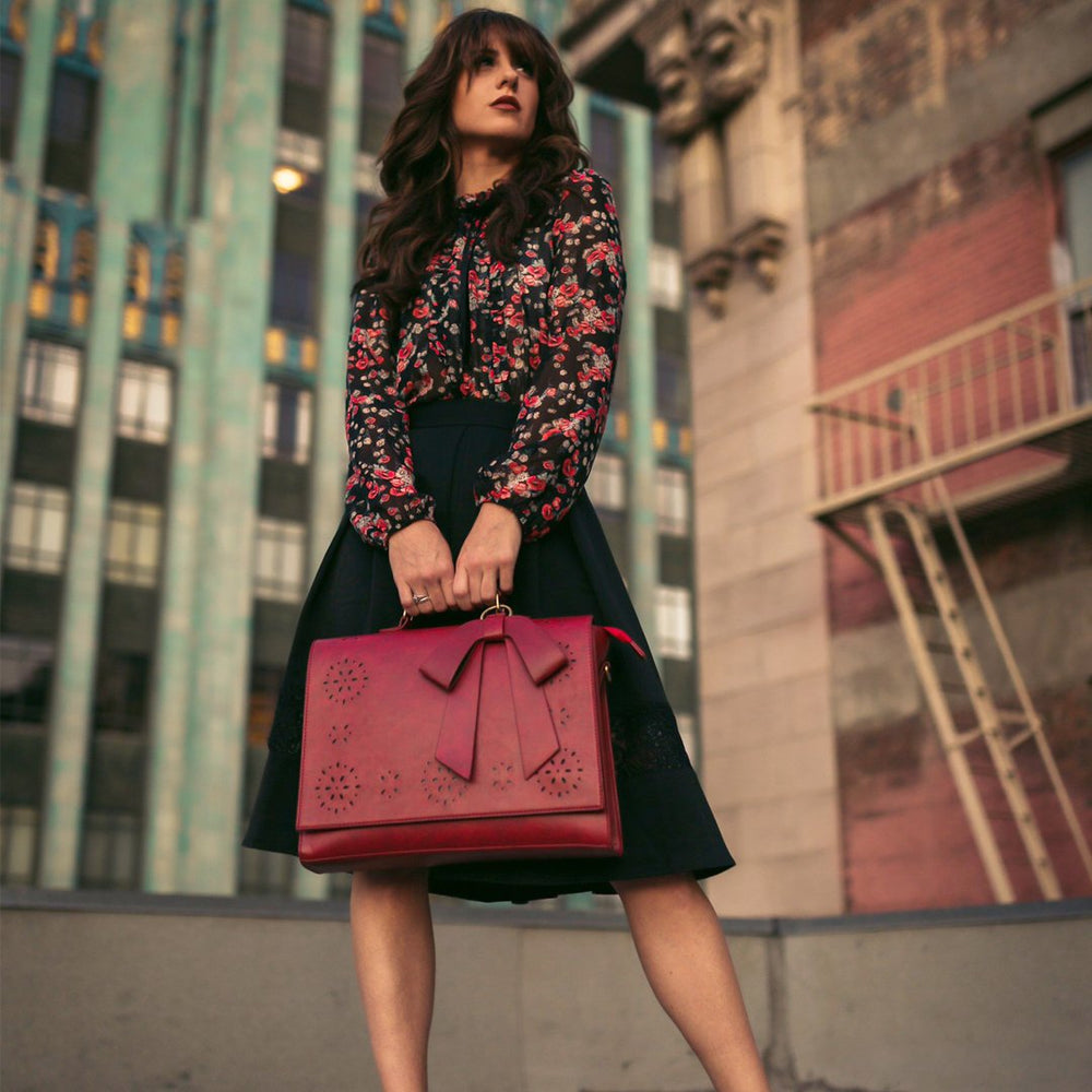 Stylowa damska torebka z ozdobą w formie szlepufa