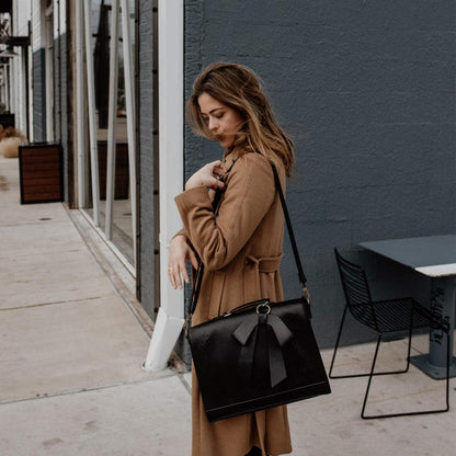 Stylowa damska torebka z ozdobą w formie szlepufa