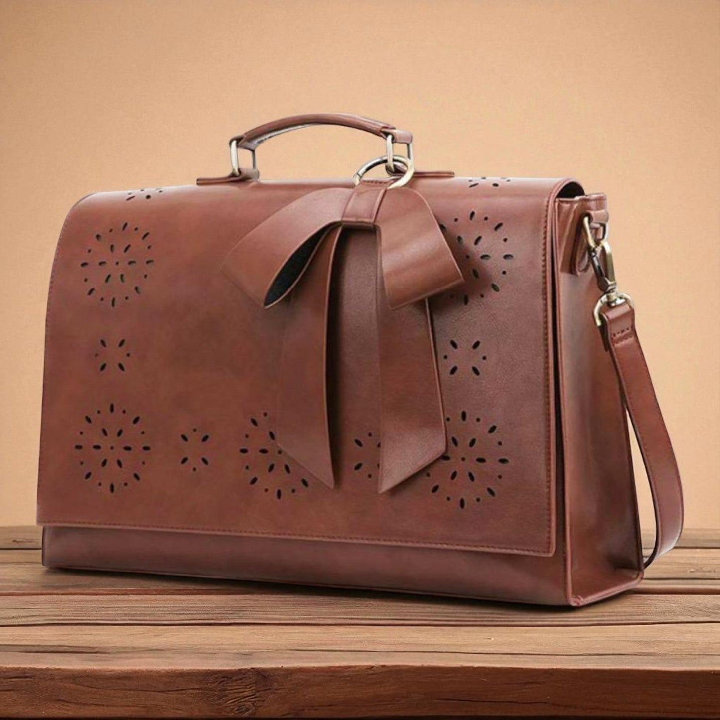 Stylowa damska torebka z ozdobą w formie szlepufa