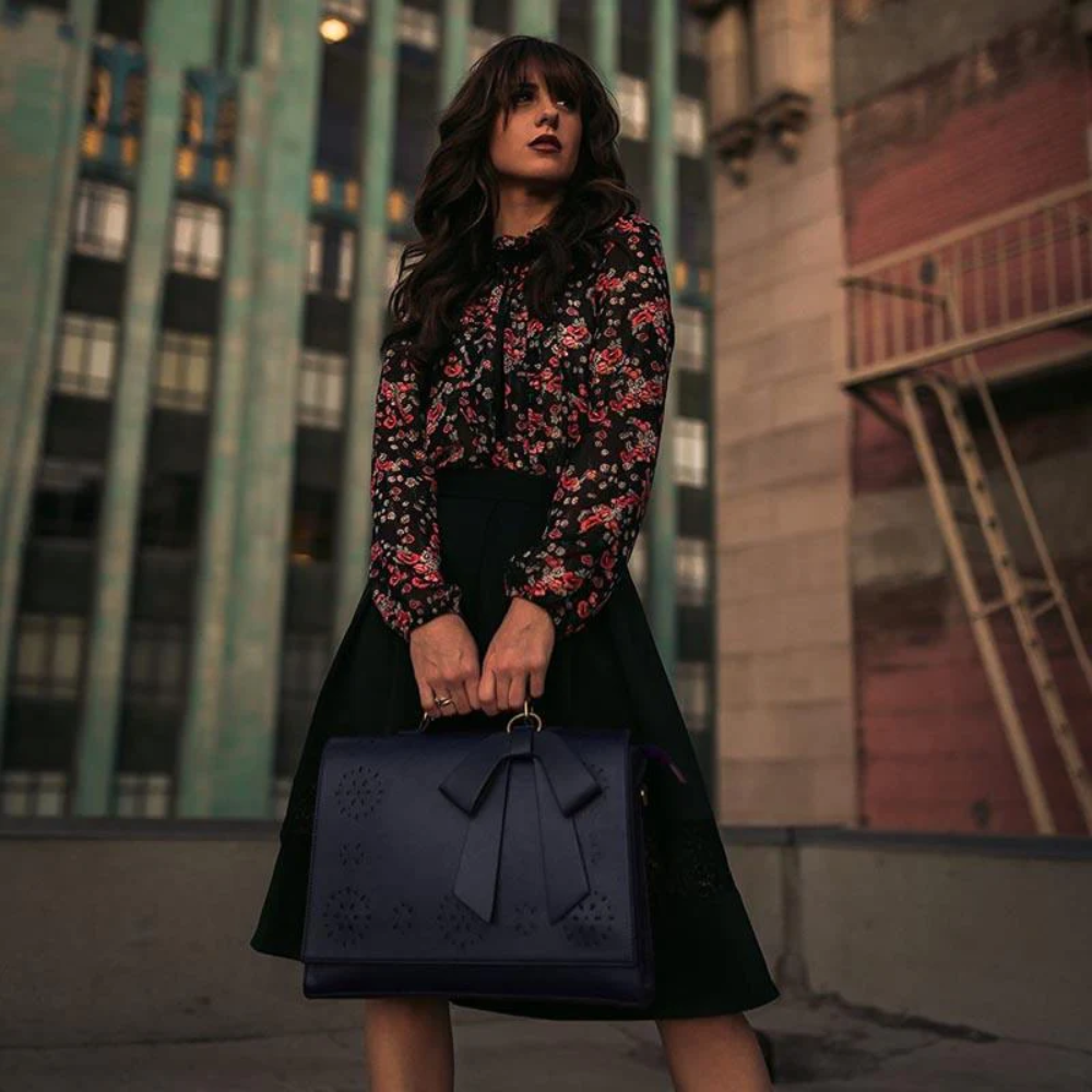 Stylowa damska torebka z ozdobą w formie szlepufa