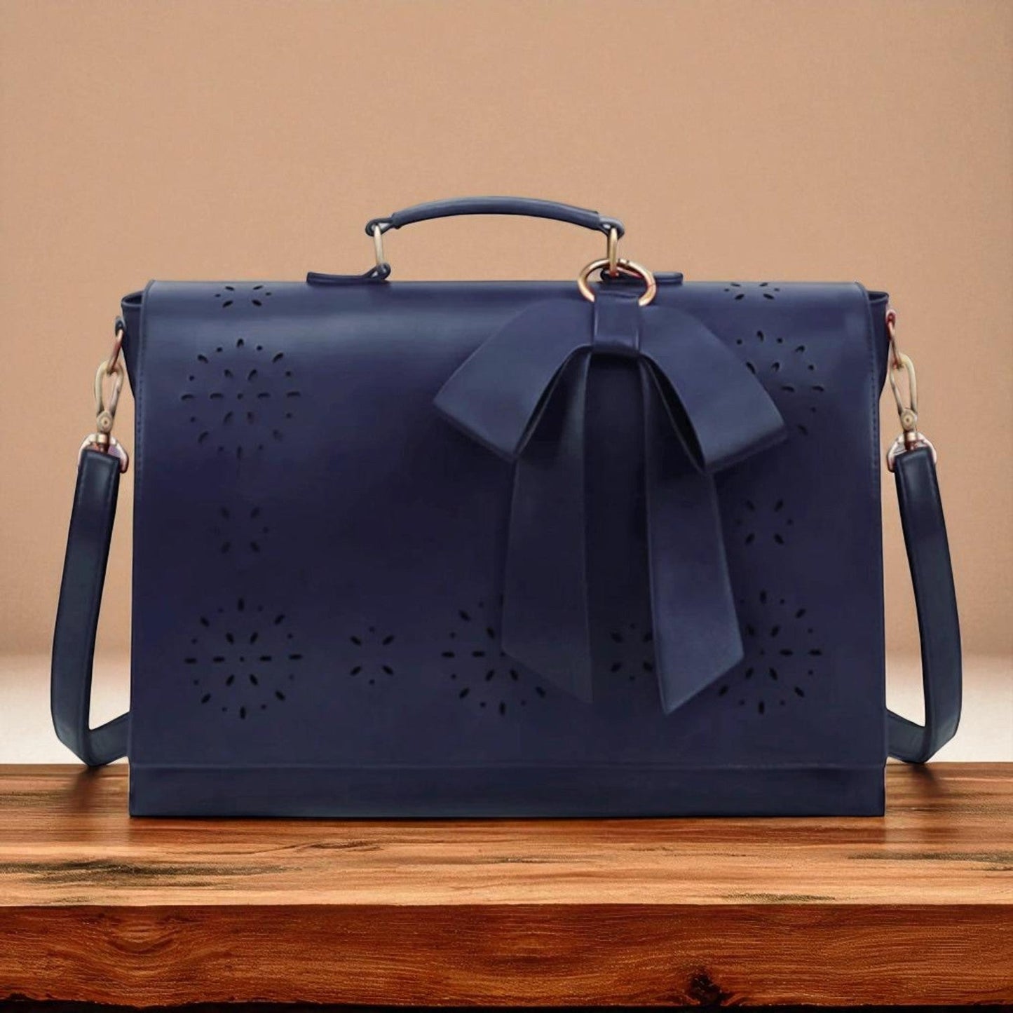 Stylowa damska torebka z ozdobą w formie szlepufa